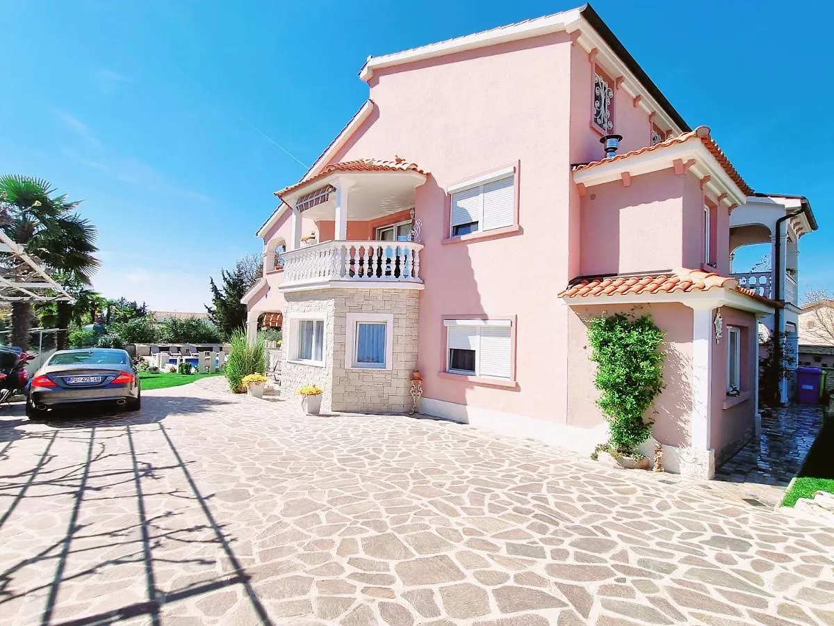 Apartment Villa Engel With Pool Porec